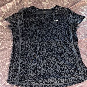 Nike Dri-Fit Women's Black and Gray Patterned Tee